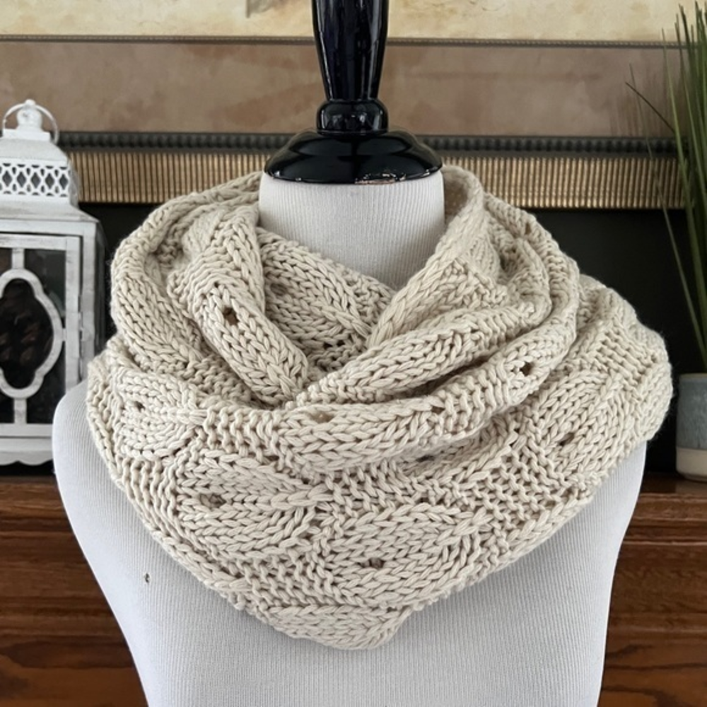 14th & Union Soft Yarn Cable Knit‎ Chunky Infinity Scarf 58" X 17"